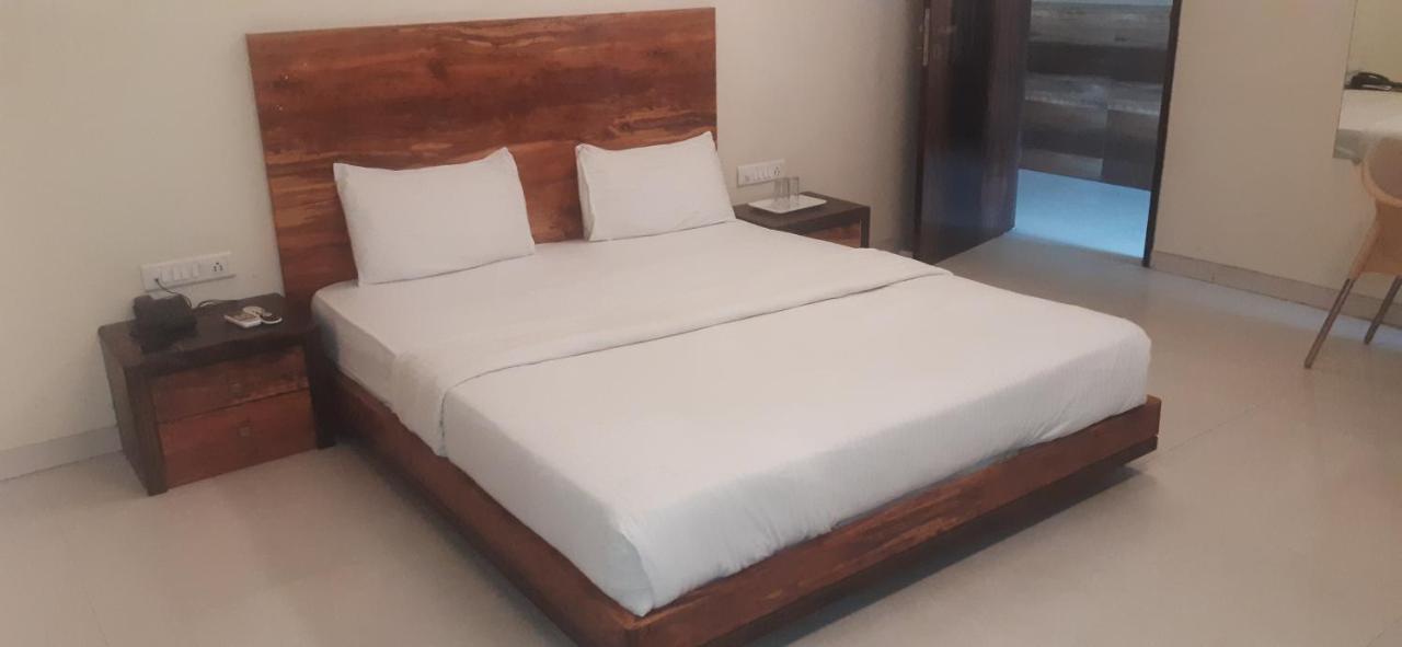 Hotel Sai Comforts Bapane Esterno foto